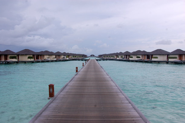 马尔代夫天堂岛度假胜地的木材码头和平房图片下载