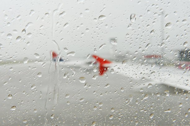 透过飞机窗户看到的雨图片下载