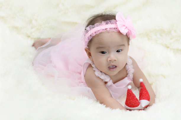 婴儿坐在客厅的一块软布上图片下载