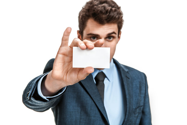 西装革履的商人展示他的空白名片图片下载