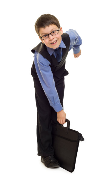 穿着西装，拿着公文包的男孩图片下载