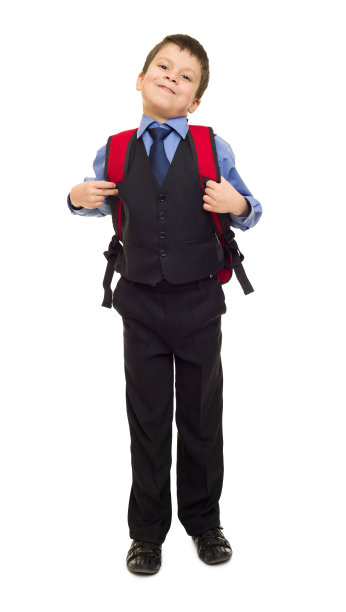 穿着西装，背着背包的男孩图片下载