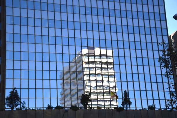 现代建筑的镜子图片下载