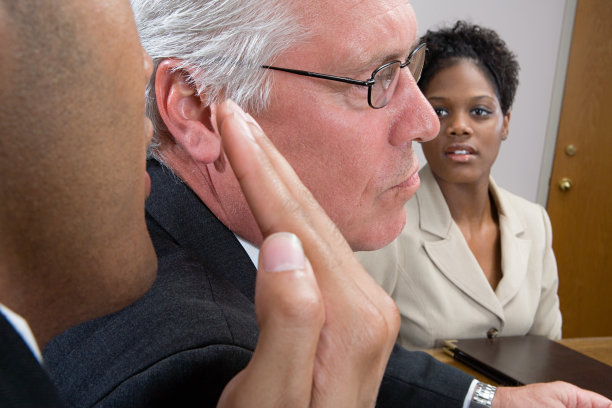 男人在采访中窃窃私语图片下载