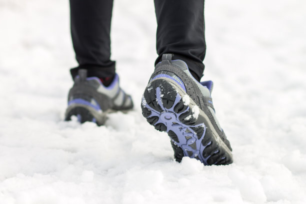 女运动员晨训时在雪地上慢跑图片下载