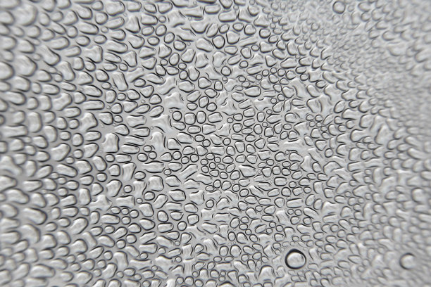 水滴在窗户上图片下载