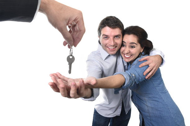 新婚夫妇接收新房重点新住宅地产概念图片下载