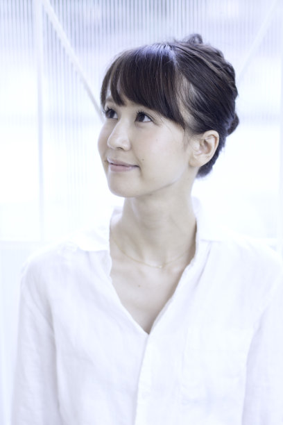 穿着白衬衫的年轻女子图片下载