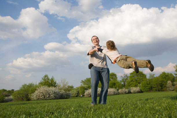 父亲在旋转他的小儿子图片下载
