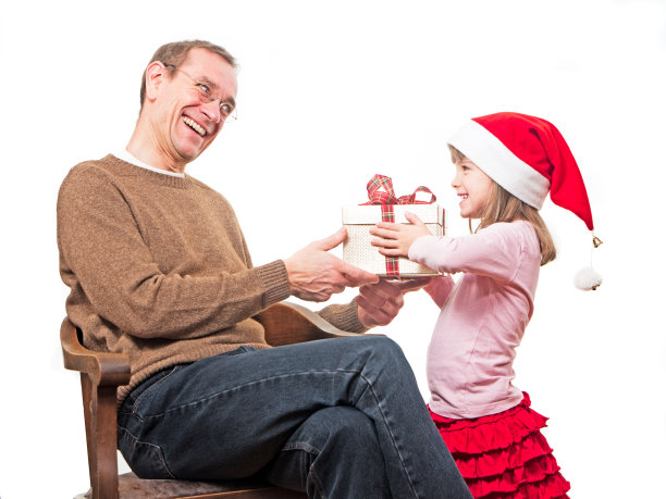 孩子给父亲送礼物图片下载