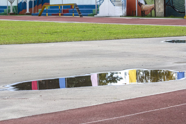 体育场的水坑图片下载