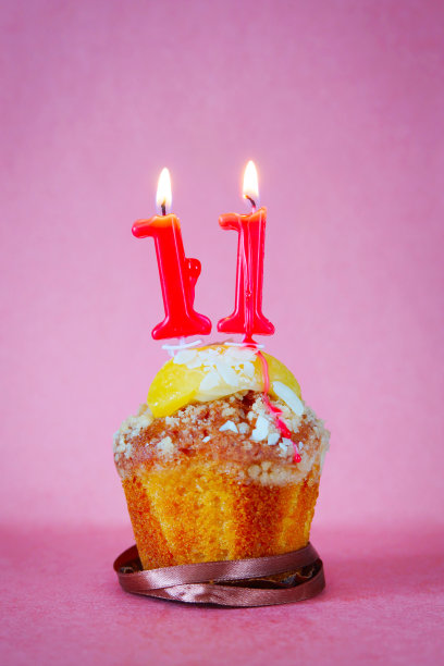 11号是松饼，上面点着生日蜡烛图片下载