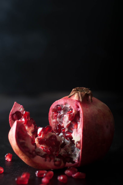 木桌上放着石榴，图片下载