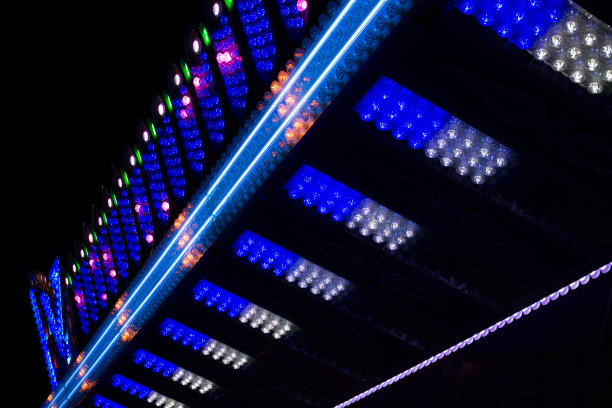 蓝色的灯光-黑色的夜晚图片下载