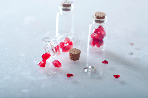 石榴浆果装在瓶子里图片下载