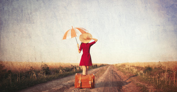 带着行李箱和雨伞的红发女孩图片下载