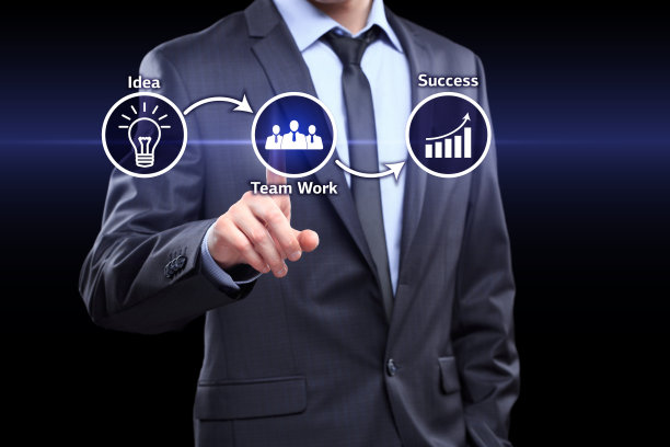 商人按下创意团队工作成功的虚拟按钮。概念图片下载