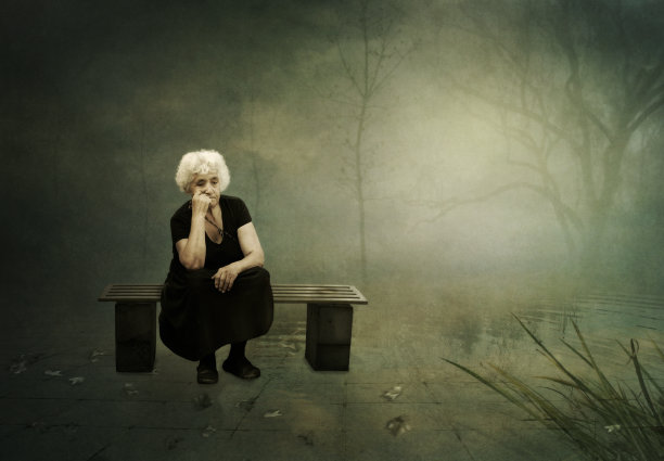 坐在长凳上的老妇人图片下载