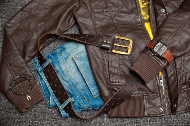 夹克，带皮带的牛仔裤，衬衫，手表和手镯图片下载