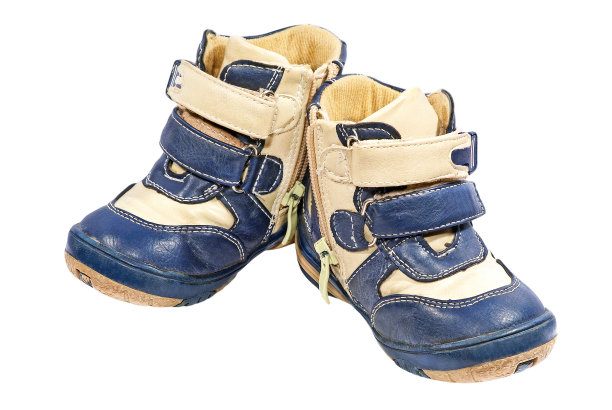 儿童靴子孤立的白色背景。图片下载
