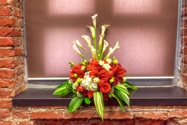 窗台上有一束红色的苦楝花图片下载