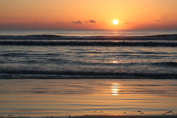 沙滩上的日出图片下载