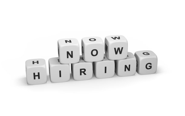 白色骰子与“现在雇佣”文本图片下载