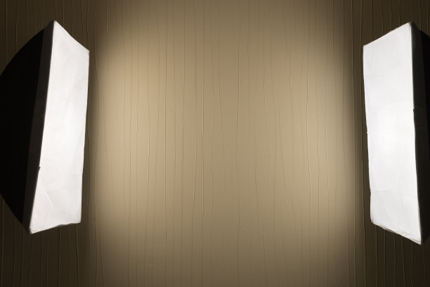 两个工作室灯和软盒子在三脚架上图片下载