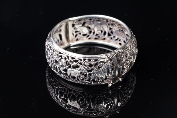 旧手工银手镯上的黑色背景图片下载