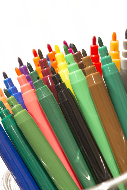 彩色记号笔的碎片，孤立在白色上图片下载