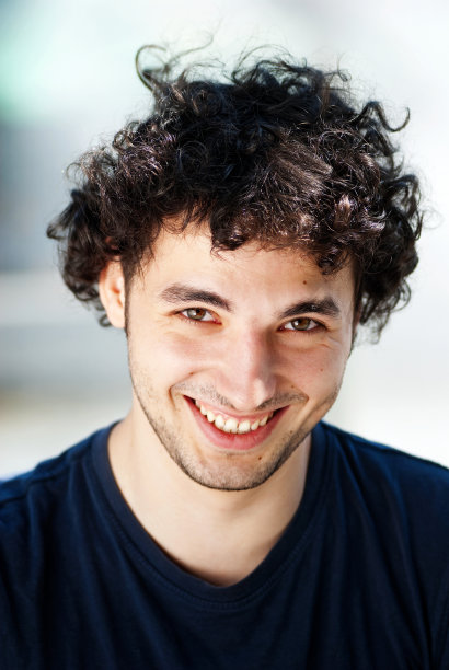 一个留着黑色卷发的年轻人的画像图片下载