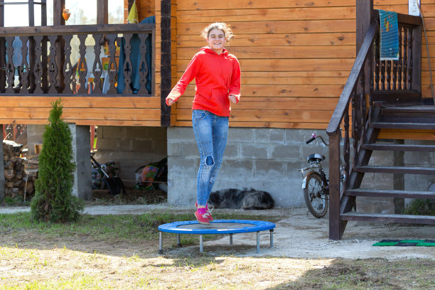 快乐女生跳图片下载