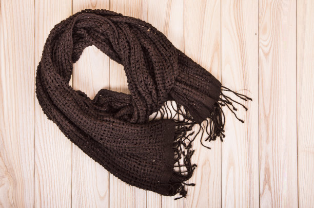 木制背景上的棕色围巾图片下载