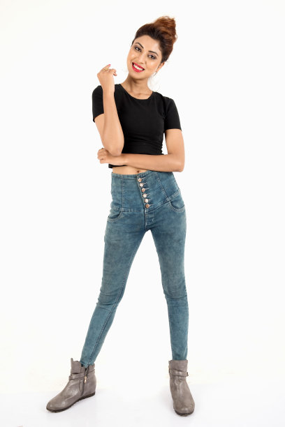 年轻漂亮的女子站立图片下载