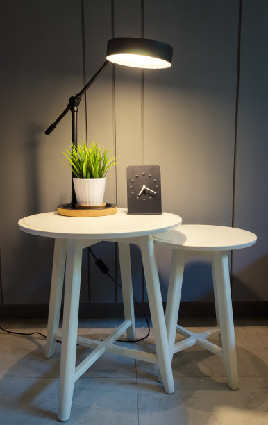 灯，盆里的植物，桌上的钟。图片下载