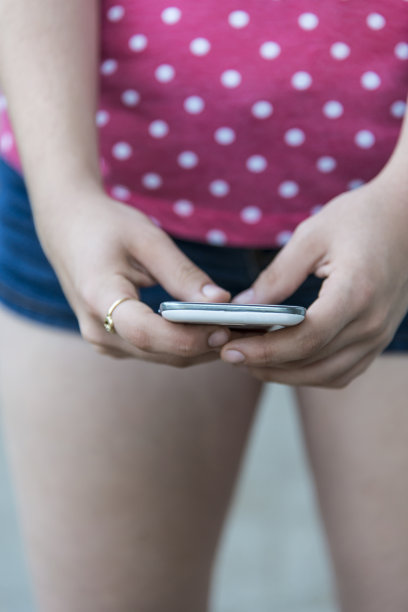 少女使用智能手机图片下载