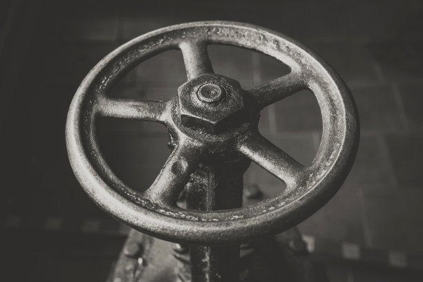 阀门旧手轮。复古风格的照片图片下载
