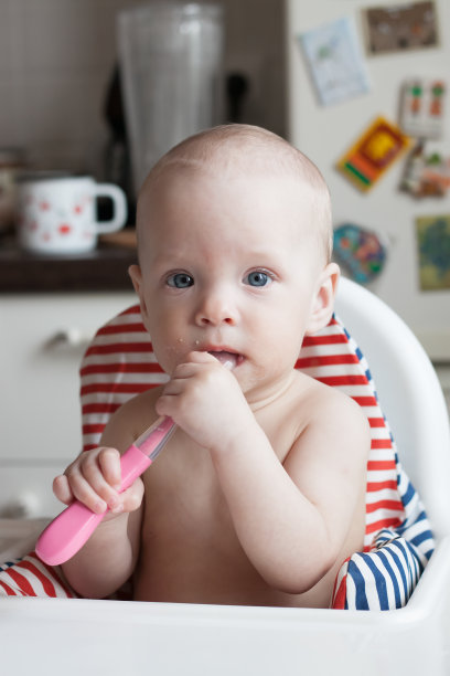 有趣的小女孩在餐桌上喂食图片下载