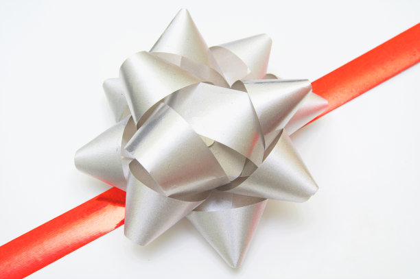 礼物上的丝带和蝴蝶结图片下载