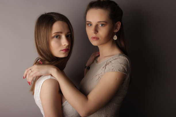 两个年轻漂亮女人的肖像图片下载