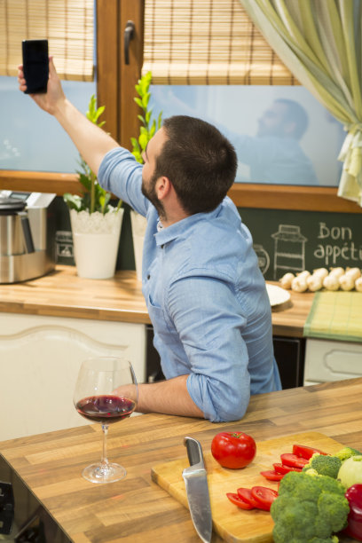 年轻人在家里用手机自拍。图片下载