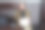 严肃的老商人在办公室拿着空白标牌图片下载