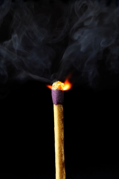 木头火柴开始点燃，冒烟图片下载