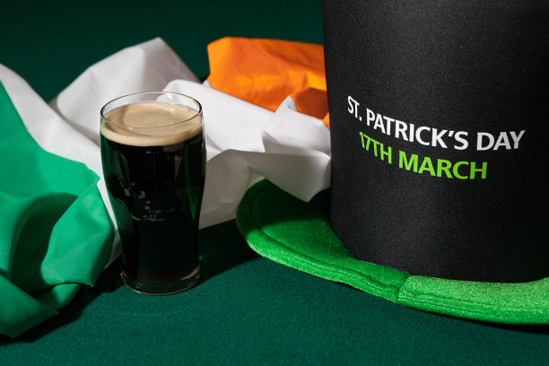 圣帕特里克节，一品脱黑啤酒，帽子和爱尔兰国旗图片下载