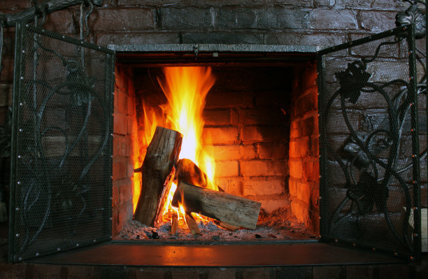 火在燃烧的壁炉在冬天特写图片下载