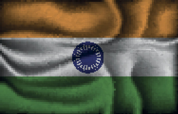 在明亮的背景上，皱巴巴的印度国旗。图片下载