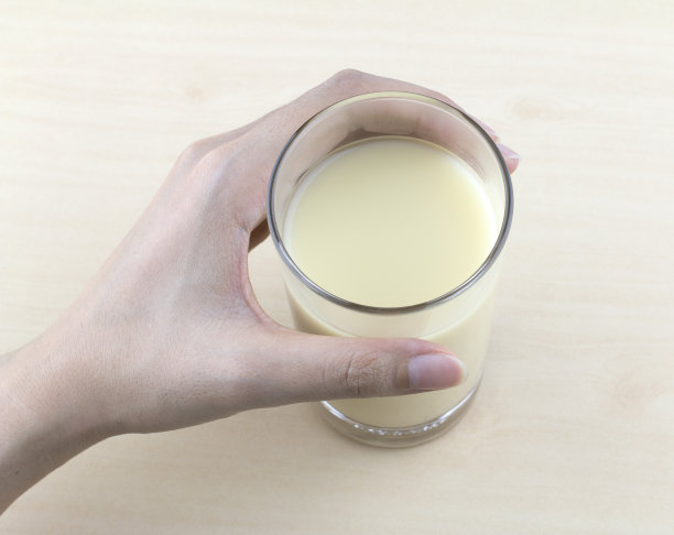 手拿一杯豆浆图片下载