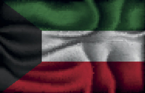 在浅色背景上的皱巴巴的科威特国旗。图片下载