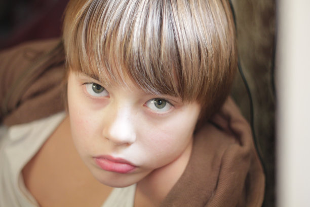 这个九岁男孩的肖像图片下载