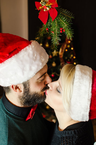 年轻夫妇亲吻图片下载